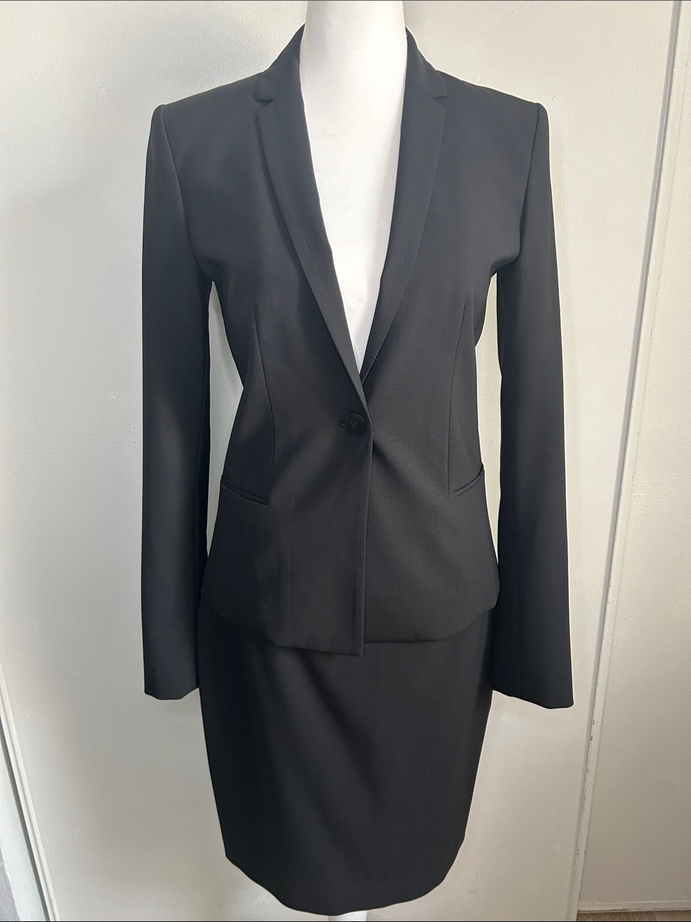 Elie Tahari Darcy Solid Black Single-Button Tailored Wool Blend Blazer